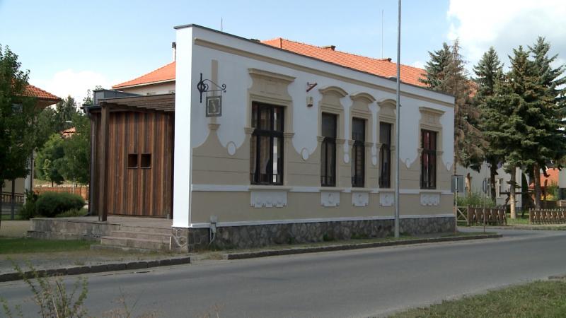 A turisztikai hivatal, amelynek homlokzata egy megmentett örmény ház
